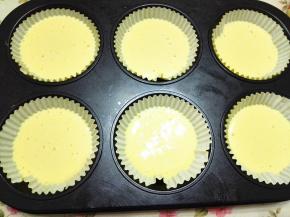 5.	倒入纸模里，