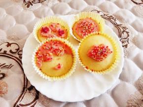 7.	巧克力隔水融化，捏成一定的形状，装饰在蛋糕上，再撒糖珠。