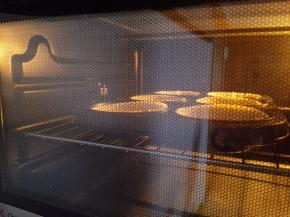 6.	烤箱预热，上下火，中层，180度，30分钟左右，