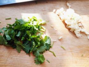 3.	香菜和大蒜清洗干净，香菜切末，大蒜拍扁切小块，这样蒜味比较足，