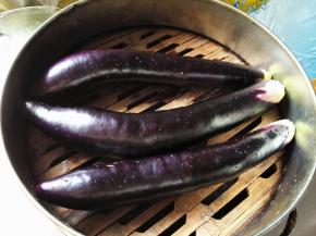 1.	茄子清洗干净，去掉蒂部，上锅蒸