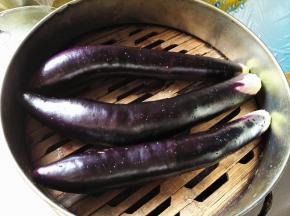 1.	茄子清洗干净，去掉蒂部，上锅蒸