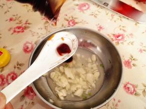 5.	大蒜加米醋和盐，适量加入凉开水，拌匀，再加入蚝油，拌匀，