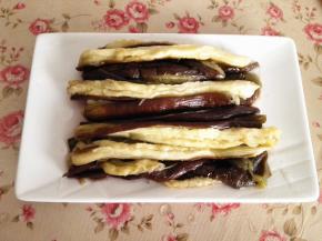 6.	茄子凉透以后，从中间切开，然后用手撕成小条状，一定要手撕哦，味道与刀切完全不一样哦，