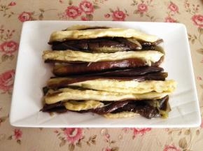6.	茄子凉透以后，从中间切开，然后用手撕成小条状，一定要手撕哦，味道与刀切完全不一样哦，