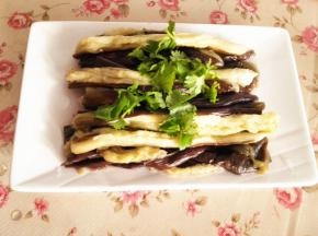 7.	把香菜撒在茄子上面，
