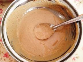 4.	芝麻酱加适量凉开水搅拌，一定要搅拌到均匀，这样芝麻酱才好吃，而且不会很腻，