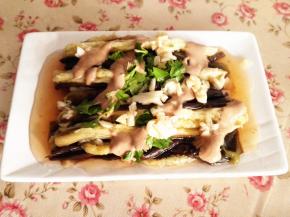 9.	最后把蒜汁浇在上面，如果有时间把蒜汁冷藏一下，再浇在上面，味道会更赞哦。