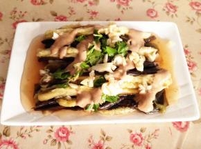 9.	最后把蒜汁浇在上面，如果有时间把蒜汁冷藏一下，再浇在上面，味道会更赞哦。
