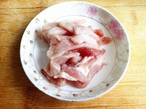 2.	猪肉切丝备用，
