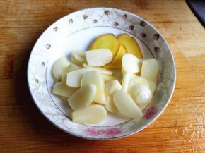 3.	蒜和姜清洗干净，都切成片，其中留两三片蒜片，切成蒜末，