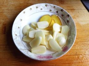 3.	蒜和姜清洗干净，都切成片，其中留两三片蒜片，切成蒜末，