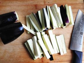 1.	茄子清洗干净，去掉茄蒂，先切成大约7——8厘米的段，再切成片，最后切成粗细适中的条，