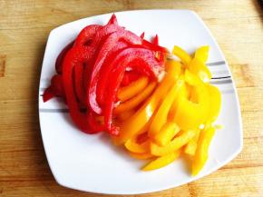 4.	红椒与黄椒清洗干净，切成丝备用，