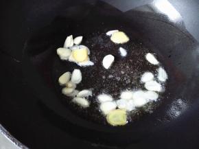 5.	锅热后倒入食用油，油热了，倒入蒜片，姜片爆香，