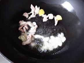 6.	再倒入肉丝翻炒至变色，