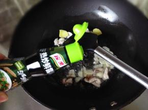 7.	倒入适量酱油使肉增色且增味，
