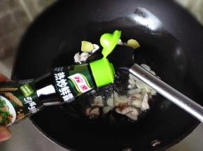 7.	倒入适量酱油使肉增色且增味，