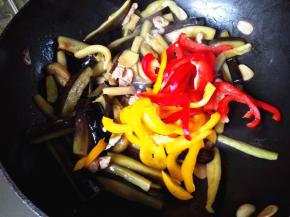 10.	再倒入彩椒，一起炒，