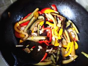 11.	炒到彩椒开始变软就可以关火了，放入适量盐调味，