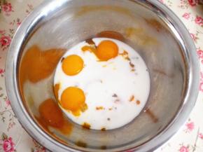 1.	蛋白与蛋黄分离，分别装在两只干净的，无油无水的盆里，蛋黄加入牛奶拌匀，