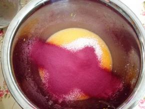 3.	筛入低粉和紫薯粉，搅拌均匀，