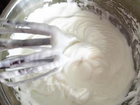 4.	蛋白中加入糖，打发至硬性发泡，即出现小弯钩，