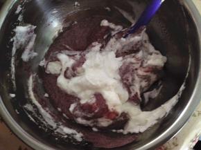 5.	取1/3蛋白加入到蛋黄糊中，翻拌均匀，再全部倒回蛋白中，翻拌均匀，