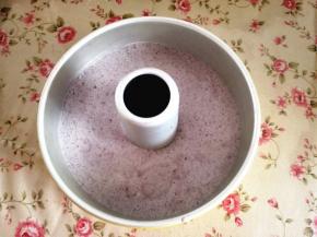 6.	倒入模具中，震出大气泡，此量可以做两个小黄，