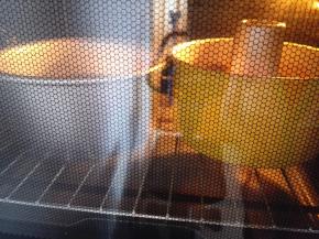 7.	烤箱预热，最下层，上下火，170度，烤35分钟左右，具体请根据个人烤箱情况调整，