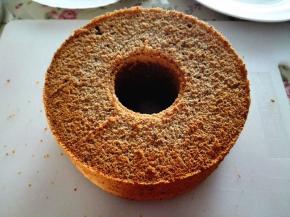 8.	出炉后，震几下，马上倒扣，凉透后脱模。