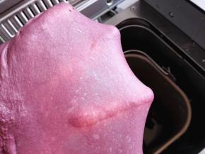 2.	和面至可以扩展阶段就可以了，即可以拉出大片的薄膜，