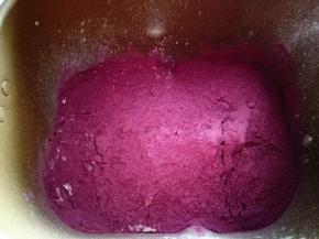 1.	将材料放入面包机里，先倒入牛奶和淡奶油，再把糖和盐对角放，接着放高筋面粉和紫薯粉，最后在面粉中间放入酵母粉，