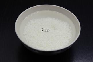 大米洗净，浸泡30分钟；