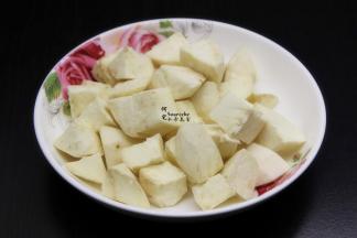 白薯洗净，去皮，切块；