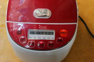 按粥/汤键，约40分钟自动跳到保温功能即可；PS：每个电饭锅不同，时间略有不同