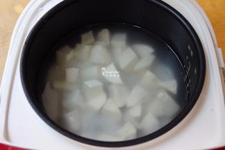 把浸泡的大米和番薯一起倒入电饭锅中，加适量的清水；