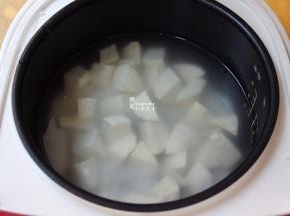 把浸泡的大米和番薯一起倒入电饭锅中，加适量的清水；