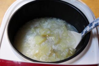 煮好的粥焖5分钟开盖，拌上喜欢的糖、盐或咸菜即可；