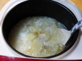 煮好的粥焖5分钟开盖，拌上喜欢的糖、盐或咸菜即可；