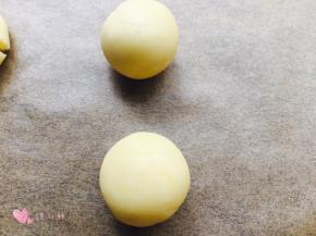 冷藏后的面团取出，取一小块揉成球状，用大拇指轻轻按压