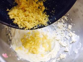 倒入刚刚的蛋黄沫