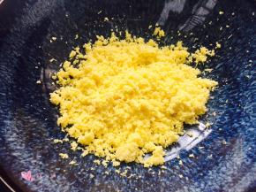 过好筛的蛋黄沫