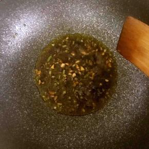 7.锅中放入生抽，醋，盐，几滴香油，搅拌均匀