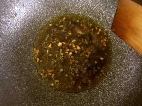 7.锅中放入生抽，醋，盐，几滴香油，搅拌均匀