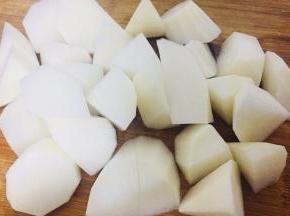 萝卜洗净去皮切块备用