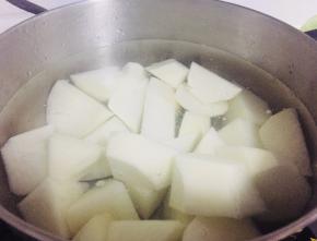烧一锅清水，放入萝卜煮熟