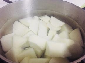 烧一锅清水，放入萝卜煮熟