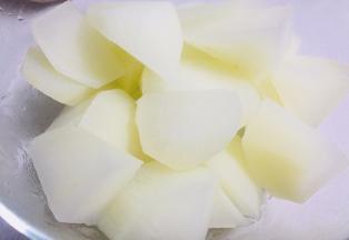 煮熟的萝卜捞出控干水分