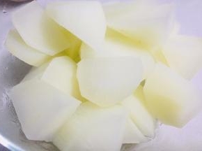 煮熟的萝卜捞出控干水分